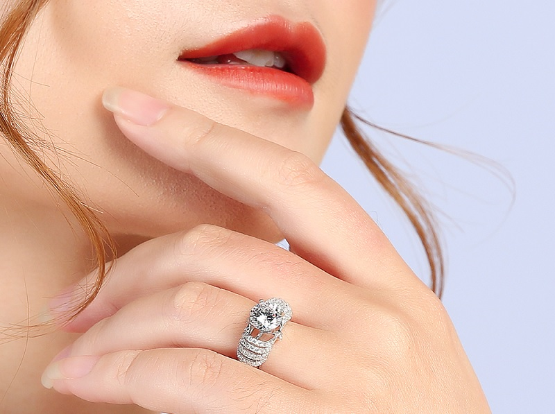 Nhẫn c&oacute; thiết kế từng lớp sang trọng, lạ mắt